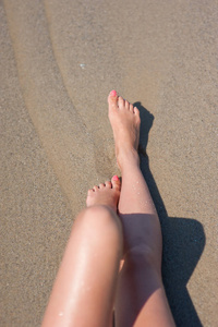 年轻女子在海滩上晒太阳