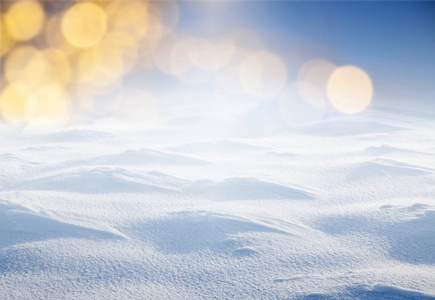 新鲜的雪和圣诞灯节日背景