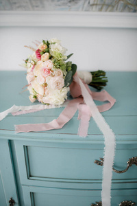 美丽的婚礼花束在椅子上