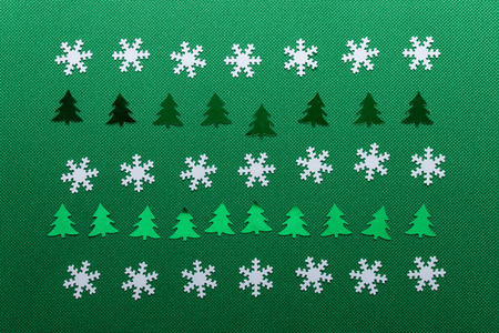 白色雪花和绿色树木的圣诞图案