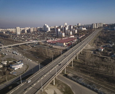 夏季早晨公路交叉口鸟瞰图图片