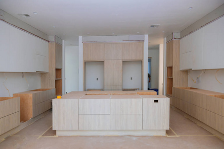 厨房木制橱柜的白色，带有现代感
