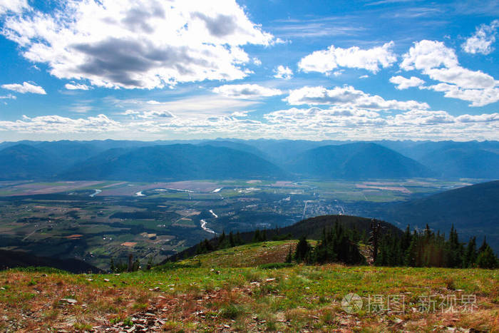 从克雷斯顿山谷山顶俯瞰库特奈不列颠哥伦比亚省