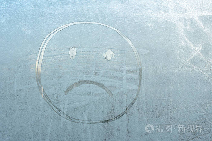 冰冷的窗户上挂着一张悲伤的笑脸