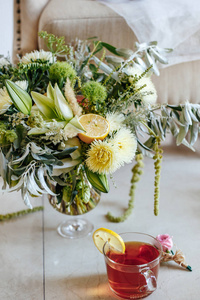 美丽的 百合 桌子 自然 玻璃 紫苑 花束 茶杯 柠檬 浪漫的