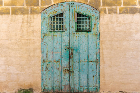 古色古香的老仓库蓝色木门，古灰石砖墙