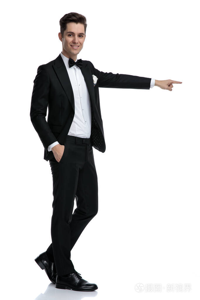 年轻优雅的新郎面带微笑指指点点