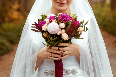 婚礼系列25。婚礼花束来自手中的五颜六色玫瑰