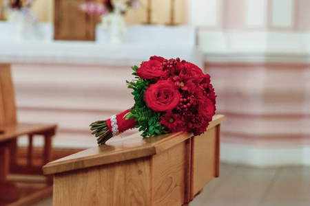 婚礼系列25。婚礼花束由新娘手中的彩色玫瑰制成。