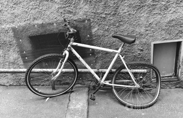 墙上的破旧自行车