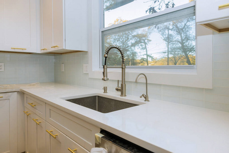 不锈钢厨房水槽和窗户位于厨房中央