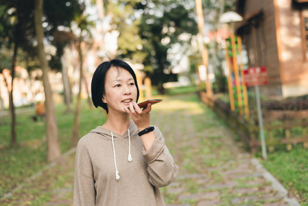 女人用手机聊天