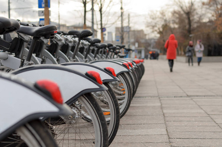 随着大都市寒冷天气的开始，人们对在城市里骑自行车的需求下降了