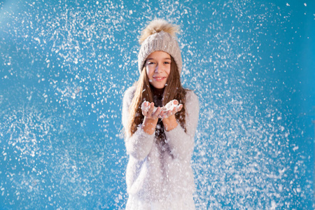 戴帽子的漂亮女孩冬天的雪