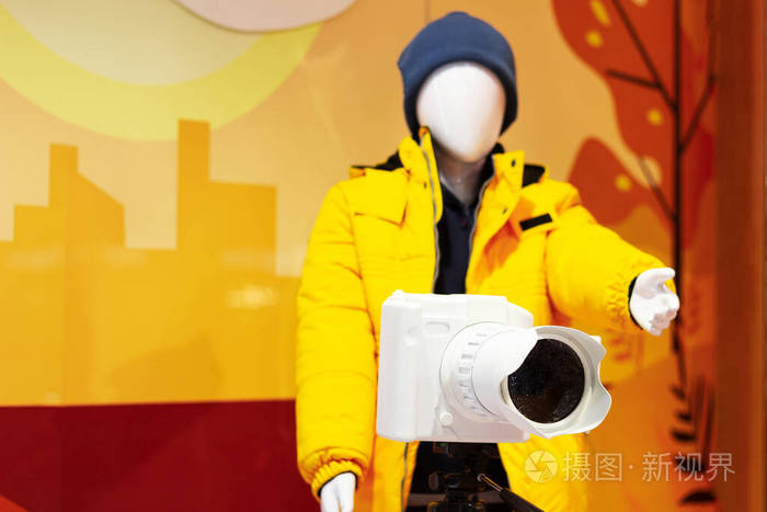少年少年人体模特摄影师带镜头的三脚架摄像机