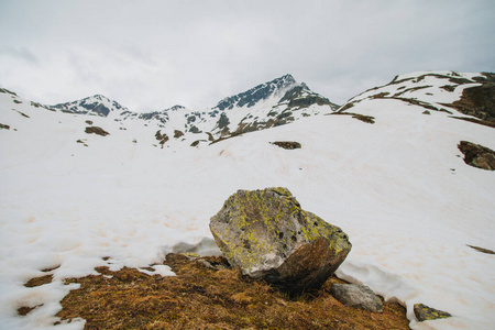 描述在山中美女石头躺在雪山中.高山景观照片