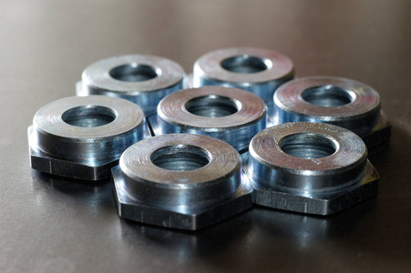 金属几个几个金属扁螺母特写照片