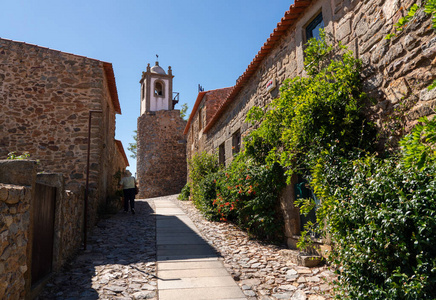 葡萄牙卡斯特罗罗德里戈Castelo Rodrigo一条狭窄的鹅卵石街道，经过古老的民居