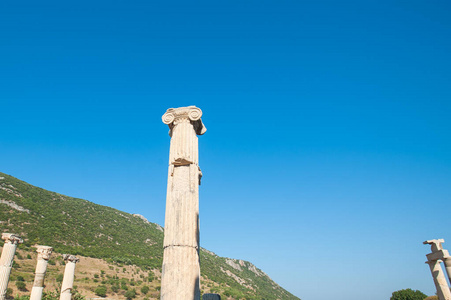 在一个美丽的夏日里，土耳其古希腊城市以弗所的废墟