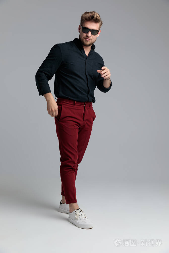 表情严肃的时尚男人向前看走路