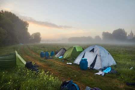 晨雾中的帐篷图片