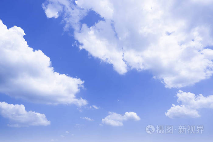 aircloudsintheblueskybluebackdropintheair