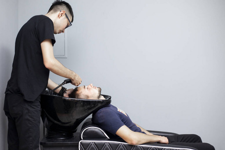 男士在理发店洗头,男士在美容院理发,舒适理念照片