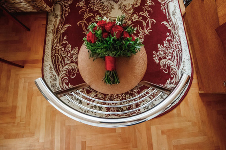 一束人造红玫瑰，单独摆放，侧面留有复制空间。