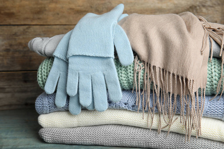 把毛衣和手套叠在桌子上，特写。秋装