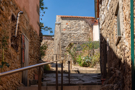 葡萄牙卡斯特罗罗德里戈Castelo Rodrigo一条狭窄的鹅卵石街道，经过古老的民居