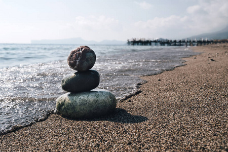 海边沙滩上的一堆禅石