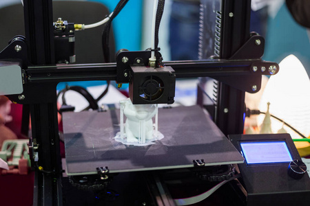 工业革命在自动3d打印机上打印塑料模型的过程照片