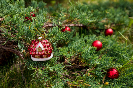 圣诞树上挂着色彩鲜艳的圣诞装饰品装饰背景为冬季庆祝和装饰圣诞节树。漂亮红球在白色上庆祝节日