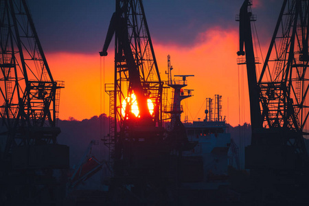 保加利亚瓦尔纳，海港和工业起重机上多彩的日落