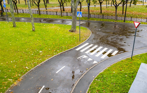 横穿人行横道行人横穿斑马路.照片