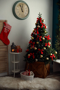 带装饰圣诞树的时尚室内装饰