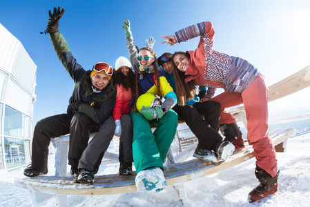快乐的朋友滑雪者和滑雪板爱好者玩得开心