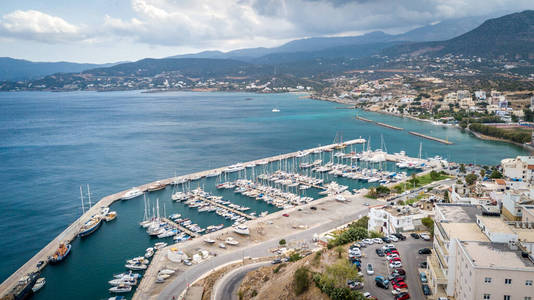 鸟瞰希腊克里特岛上的Agios Nikolaos镇。