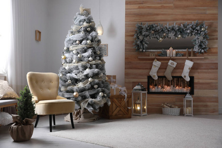 装饰精美的圣诞树和礼物