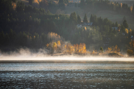 美丽的秋景，湖面有雾。