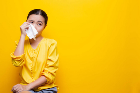 伤心的女人哭着用纸巾擦眼泪照片