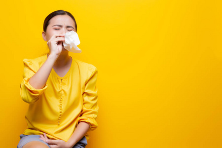 伤心的女人哭着用纸巾擦眼泪照片