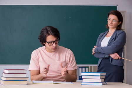 教室里的老女老师和男学生