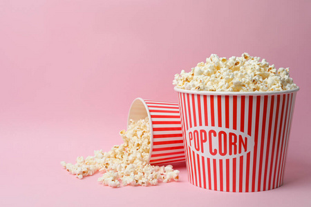 水桶的高清背景新鲜的爆米花在粉红色的背景上,为文本留出空间.