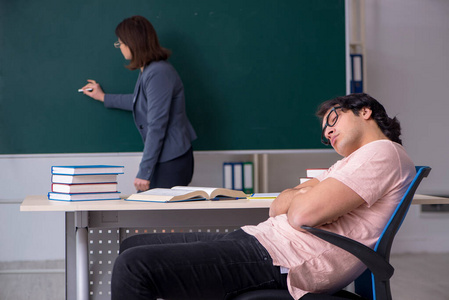 教室里的老女老师和男学生