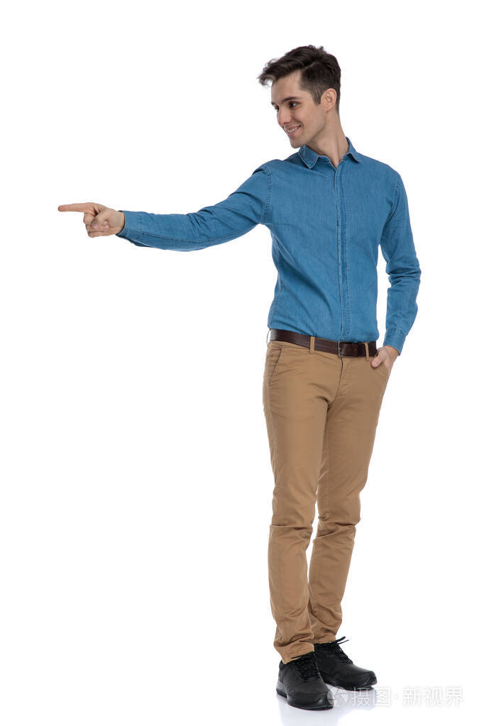 快乐潇洒的男人指着手指微笑着