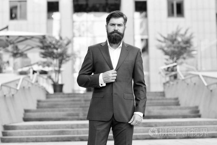 自信的商人 商业成功 商务人士高级经理 百万富翁 穿着时装套装的帅哥 现代生活 积极进取的企业家 正式的男性 时尚 有钱真是太好了照片 正版商用图片25gizk 摄图新视界