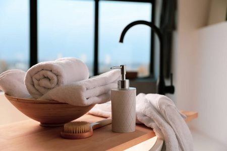 浴室内清洁毛巾皂液器和淋浴刷