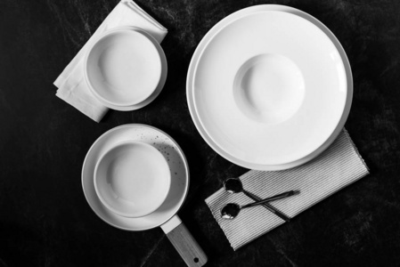 晚餐背景为深色，白色空盘子，叉子和叉子
