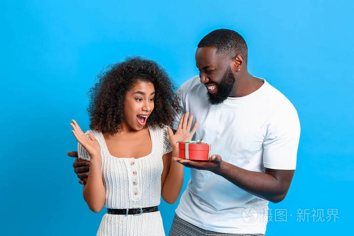 彩色背景的非裔美国人给女友送礼的肖像